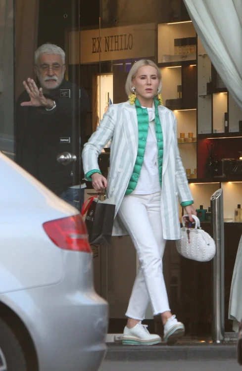 Cristina iacob se asortează din cap până în picioare