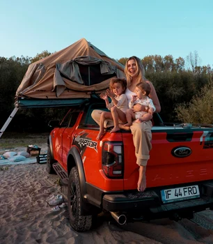  Emily Burghelea (25 de ani)  nu stă deloc acasă, pleacă în fiecare weekend în diferite destinații alături de familia ei