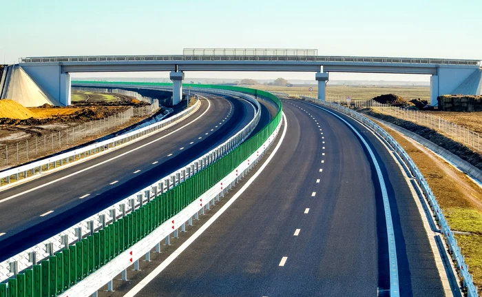 Accidente în lanț pe drumul expres Pitești-Craiova. O autospecială de stingere s-a răsturnat pe carosabil