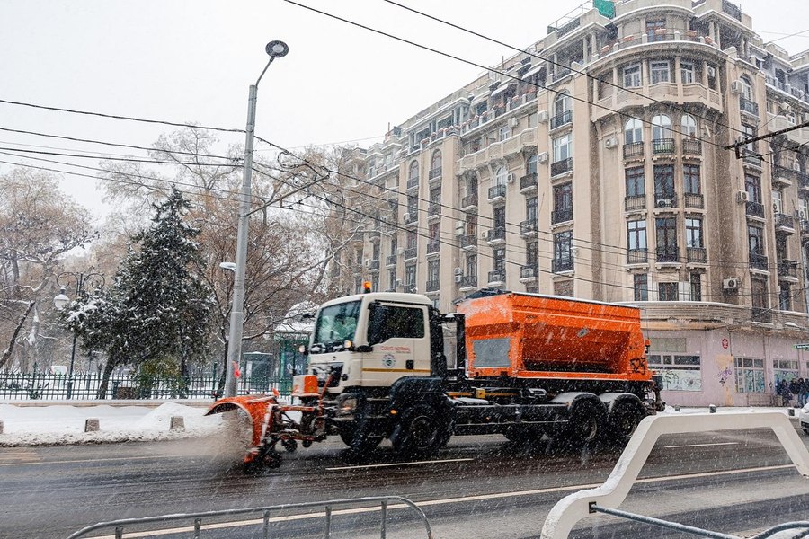 Ce amenzi riscă șoferii care nu își curăță mașina de zăpadă înainte de a pleca la drum