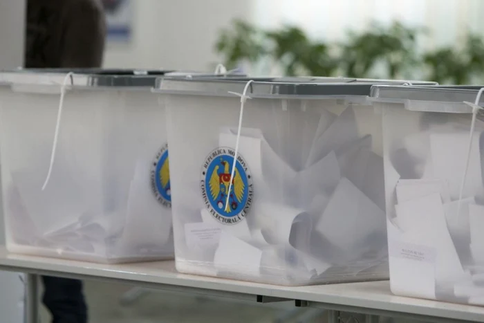 Votul cetăţenilor nu este de ajuns pentru
definirea unor regimuri democratice. FOTO Alexandru Tarlev