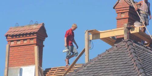 Inspectorii de muncă i-au ratat pe echilibriştii de pe acoperiş