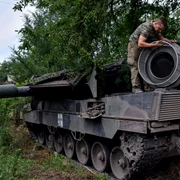 Soldati ucraineni repara un tanc Leopard FOTO Profimedia jpg