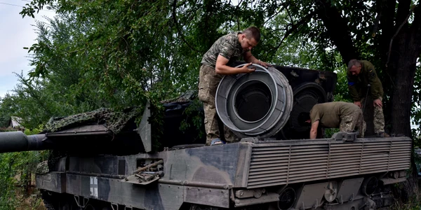 Soldati ucraineni repara un tanc Leopard FOTO Profimedia jpg