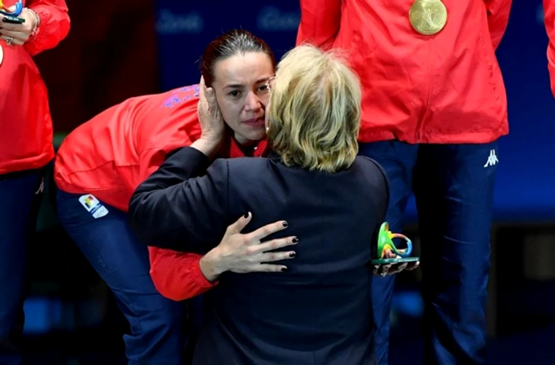 Ana Pascu le felicită pe sportivele noastre de aur