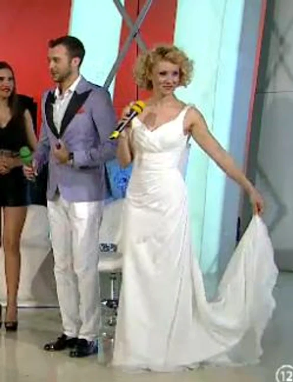 Oana şi Florin au venit îmbrăcaţi în mire şi mireasă (captură: Acasă TV)