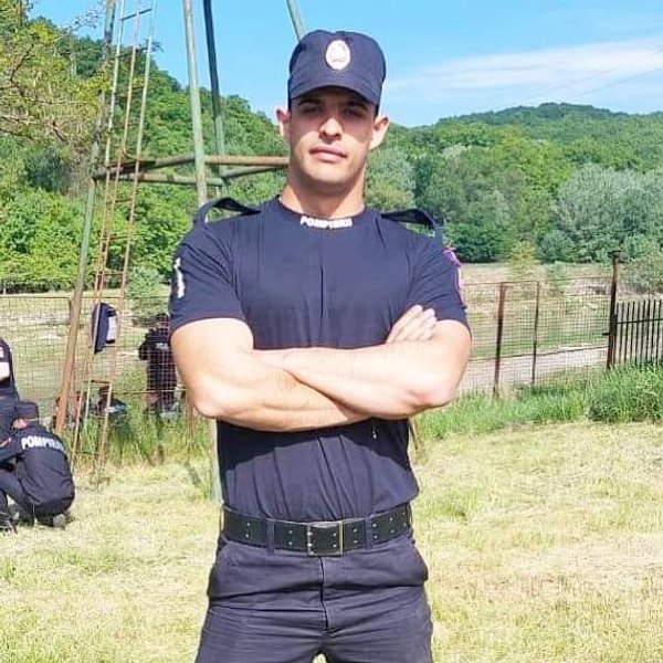 Tânăr pompier intoxicat cu o substanță necunoscută în timpul unui incendiu, în stare gravă la Fundeni FOTO