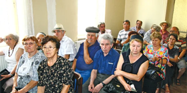 Bătrânii se îmbulzesc  să împrumute bani