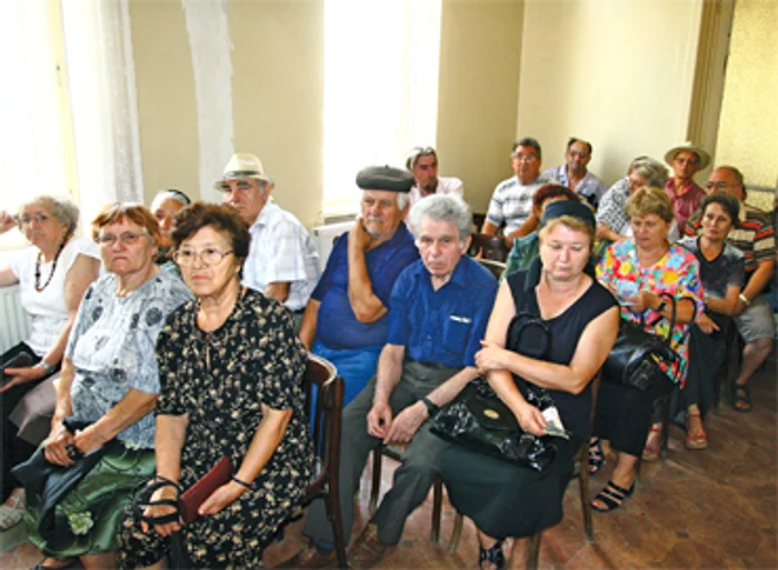 Bătrânii se îmbulzesc să împrumute bani