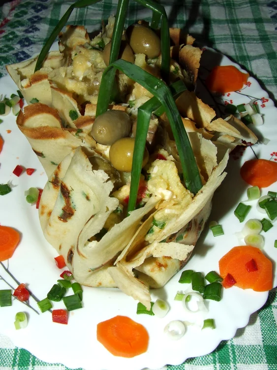
    Salată orientală în coşuleţe cu ceapă verde   