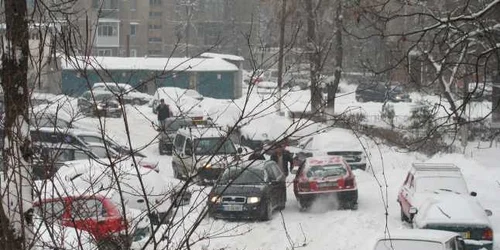 Mașinile s-au împotmolit din cauza zăpezii mari 