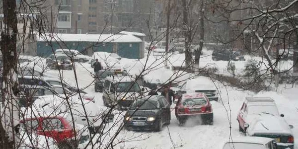Mașinile s-au împotmolit din cauza zăpezii mari 