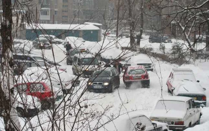 Mașinile s-au împotmolit din cauza zăpezii mari