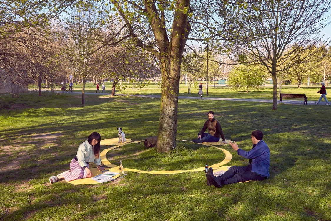 
    Pătura pentru picnic anti-coronavirus poate fi confecționată din orice material textilSursa foto: Dezeen.com   