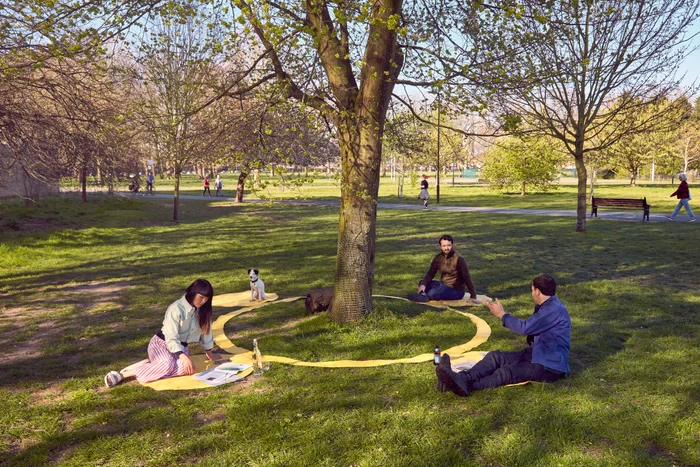 
    Pătura pentru picnic anti-coronavirus poate fi confecționată din orice material textilSursa foto: Dezeen.com   