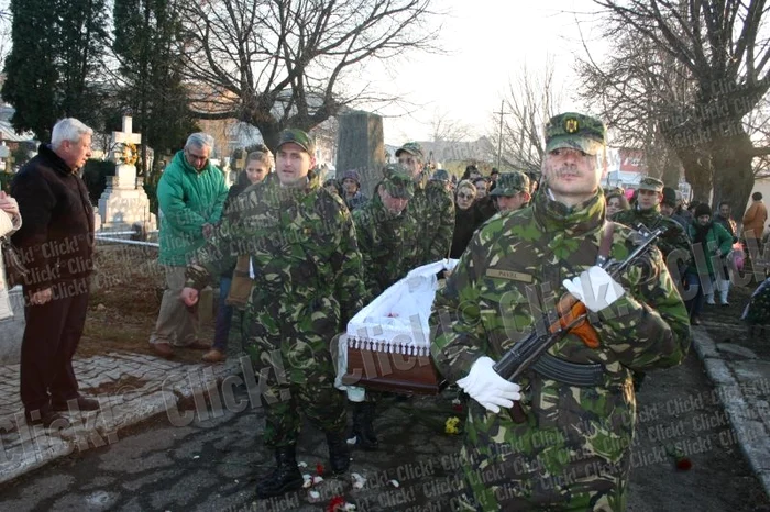 Vasile Muraru l-a condus pe Nae Lăzărescu, partenerul său de scenă, pe ultimul drum (Foto: Ştefan Borcea)