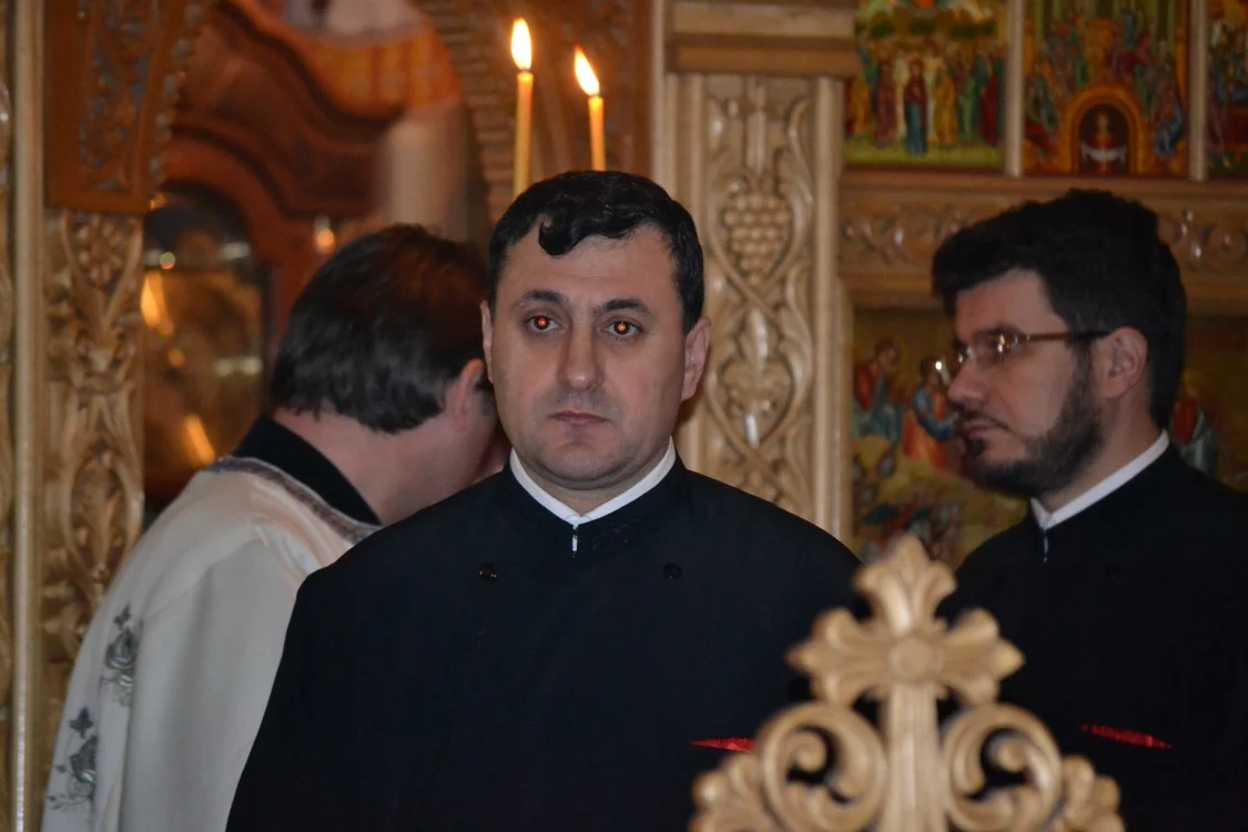 Protopopul Costică Busuioc, preferatul IPS Ioachim Băcăuanul, a făcut o rugăciune pentru primarul penal Romeo Stavarache, în solicitarea de finanţare adresată Primăriei Bacău FOTO Mircea Merticariu