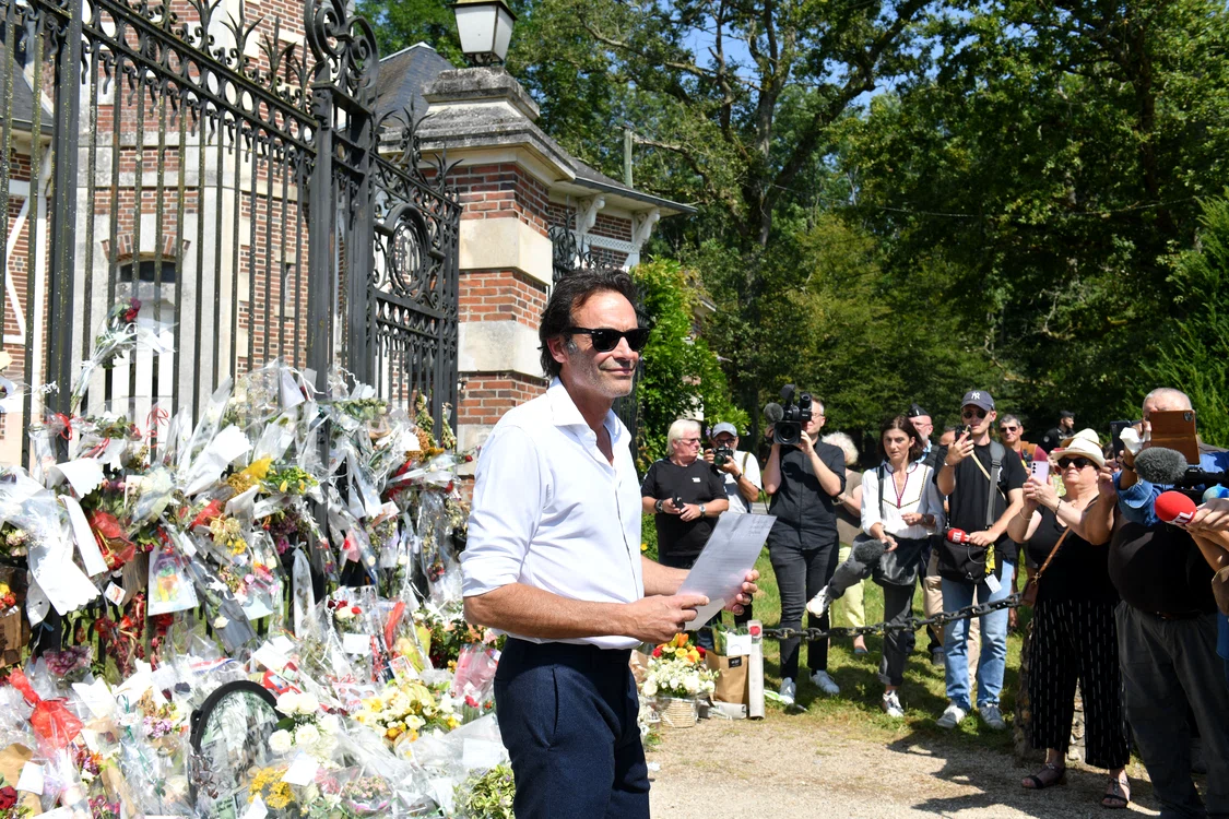 Anthony Delon, de vorbă cu fanii veniți la casa lui Alain Delon