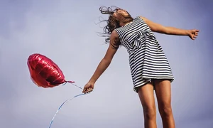 femeie cu un balon