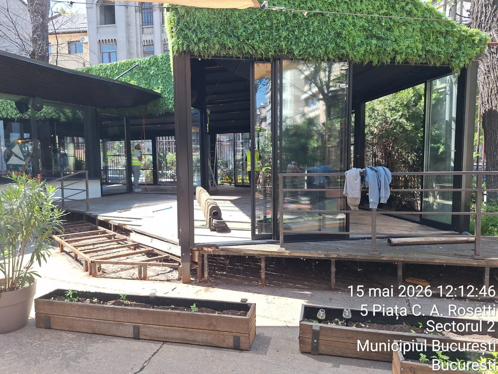Cum a subînchiriat ilegal PNȚCD sediul de la Primărie: restaurantul din curte, dărâmat cu Poliția Locală
