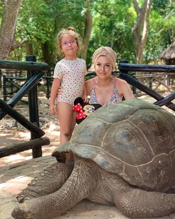 10 misha cu fiica ei maya in zanzibar jpg jpeg