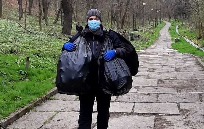 Mihai Dimian a strâns patru saci de deşeuri din Parcul Şipote al Sucevei FOTO: Facebook/Mihai Dimian