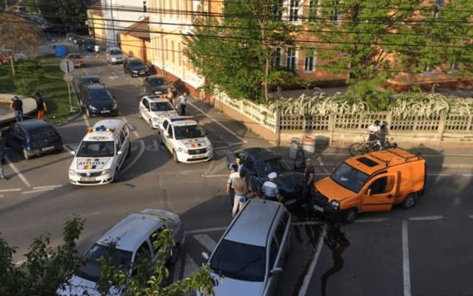 Un bărbat beat a dat jos șoferul unui autoturism, s-a urcat la volan și a făcut praf două mașini parcate