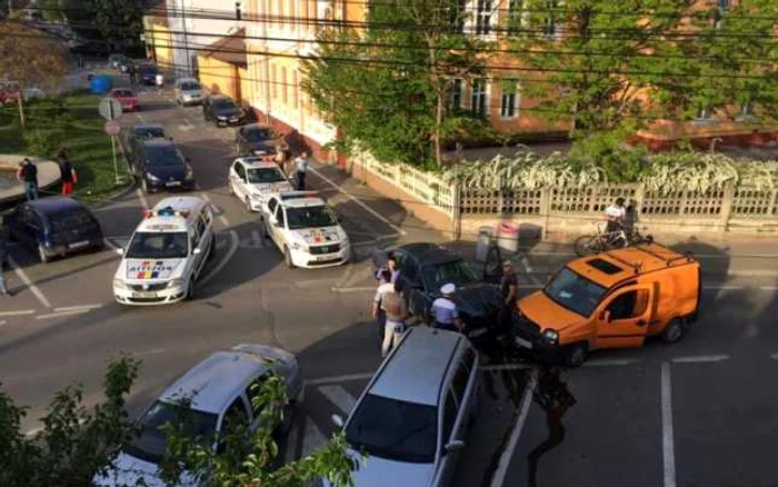 Bărbatul băut a furat mașina și a intrat în două autovehicule parcate FOTO arhivă Adevărul