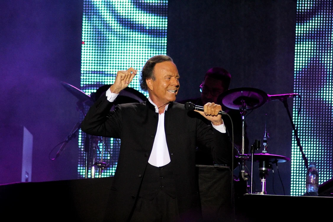 
    Julio Iglesias a cântat, miercuri seară, la Iaşi  