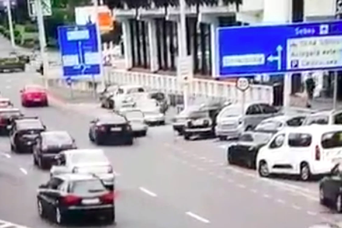
    Șoferul imprudent a primit o amendă de peste 3.000 de lei și va fi pieton pentru următoarele 180 de zile Sursă foto: Captură video   