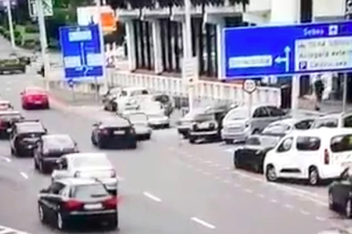 
    Șoferul imprudent a primit o amendă de peste 3.000 de lei și va fi pieton pentru următoarele 180 de zile Sursă foto: Captură video   