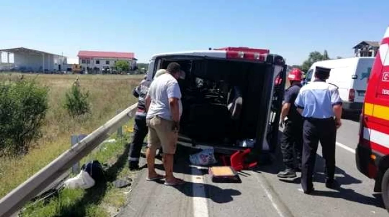 
    Un microbuz în care se aflau 15 persoane s-a răsturnat, miercuri, 14 august, în localitatea Pieleşti, judeţul DoljFoto: a1.ro  
