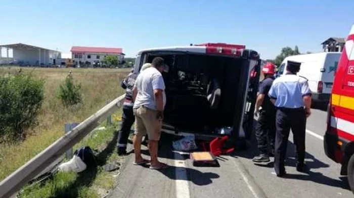 Un microbuz în care se aflau 15 persoane s-a răsturnat, miercuri, 14 august, în localitatea Pieleşti, judeţul DoljFoto: a1.ro