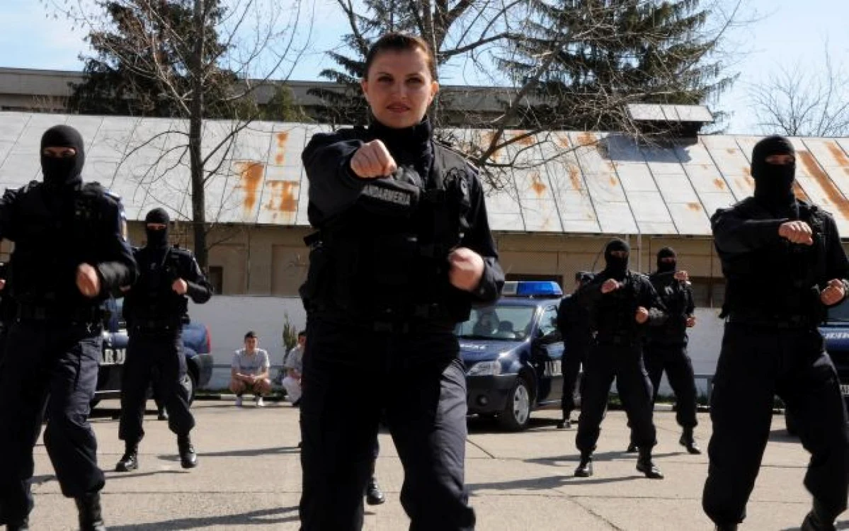 Corina Tănăsescu este expertă în arte marţiale. Foto Jandarmeria Prahova