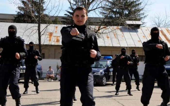 Corina Tănăsescu este expertă în arte marţiale. Foto Jandarmeria Prahova