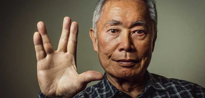 George Takei, efectuând salutul vulcanian, celebru din serialul „Star Trek“ / Foto HEPTA