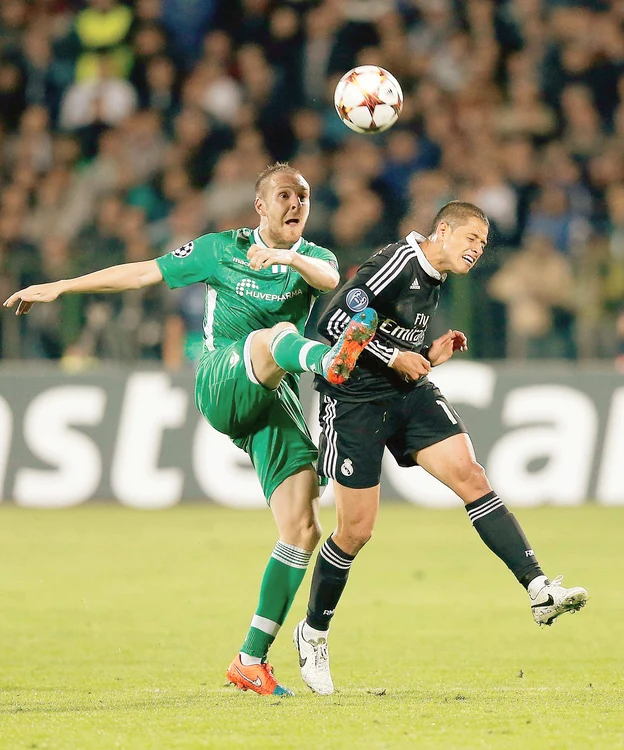 
    Cosmin Moţi s-a achitat bine de sarcini în faţa lui James Rodriguez, unul dintre atacanţii de la Real MadridFoto: Gulliver/ GettyImage   