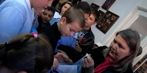 Asociaţia „Clujul de altădată“(sursa foto) a donat cărţi copiilor de la Şcoala I. Bob 