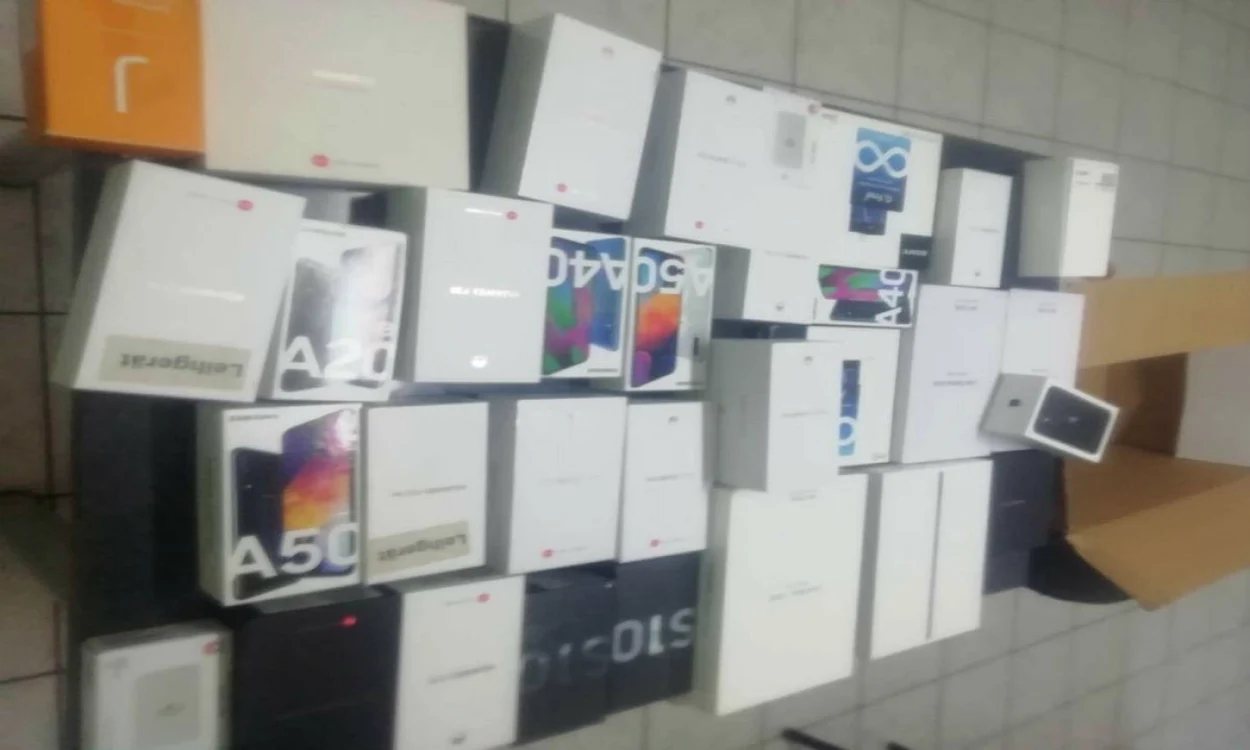 Telefoanele contrafăcute confiscate la Galaţi FOTO Poliţia de Frontieră