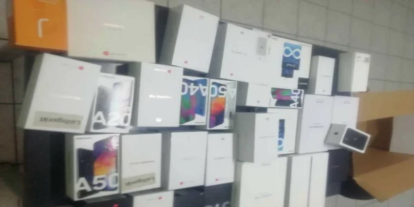 Telefoanele contrafăcute confiscate la Galaţi FOTO Poliţia de Frontieră