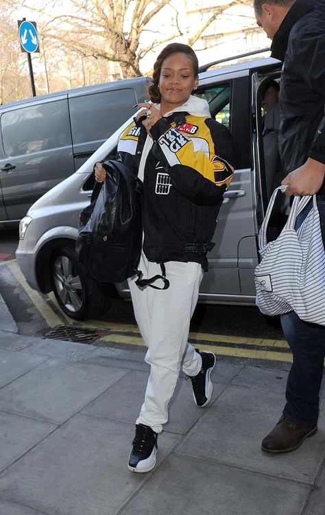 Rihanna a ieşit zâmbitoare din maşină (foto: Wenn)
