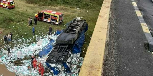 Accident pe DN 7 - Vâlcea - camion căzut în albia râului Lotru de pe un viaduct Foto Adevărul