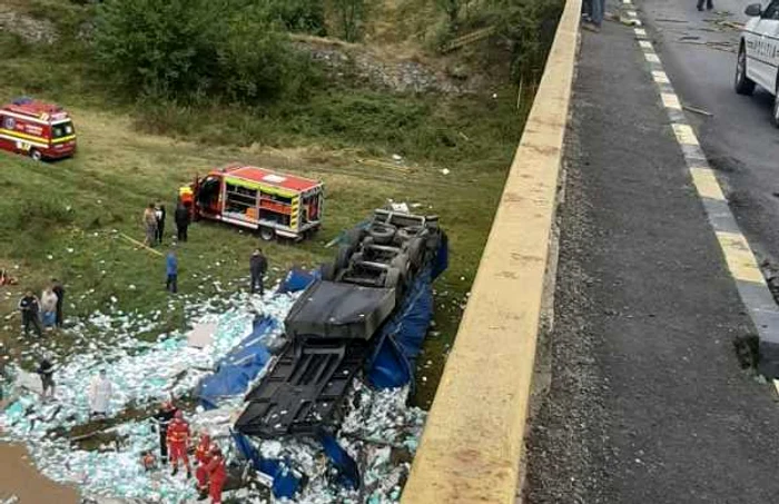 Accident pe DN 7 - Vâlcea - camion căzut în albia râului Lotru de pe un viaduct Foto Adevărul