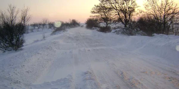 Drumarii întâmpină greutăţi din cauza viscolului puternic