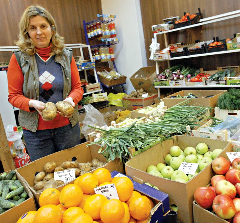 
    Luminiţa Amancea regretă că acum  sunt pline magazinele, dar  nu are bani să-şi facă poftele (Fotografii: Sever Gheorghe)  