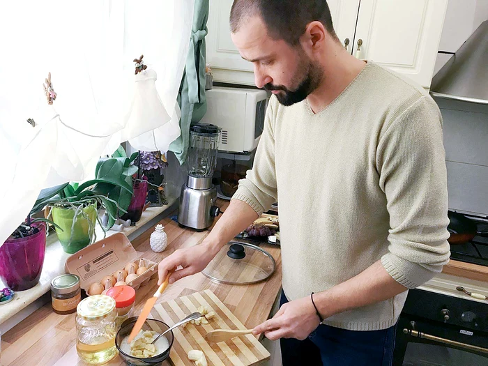 A bătut albuşurile şi le-a pus în tigaie, cu bucăţile de banană