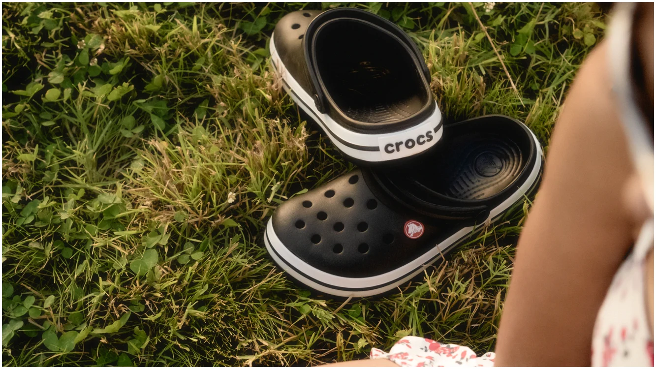 Cum sunt considerați cei care poartă crocs