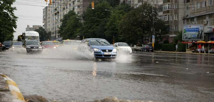 De cele mai multe ori sistemele de canalizare din marile oraşe nu fac faţă ploilor abundente FOTO Adevărul