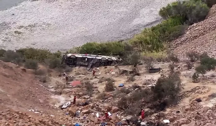 Cel puțin 37 de morți după ce un autobuz s-a prăbușit într-o prăpastie adâncă.