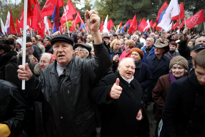 Deputaţii comunişti şi-au scos votanţii la protest în faţa Parlamentului. FOTO Tudor Iovu, „Adevărul“ Moldova